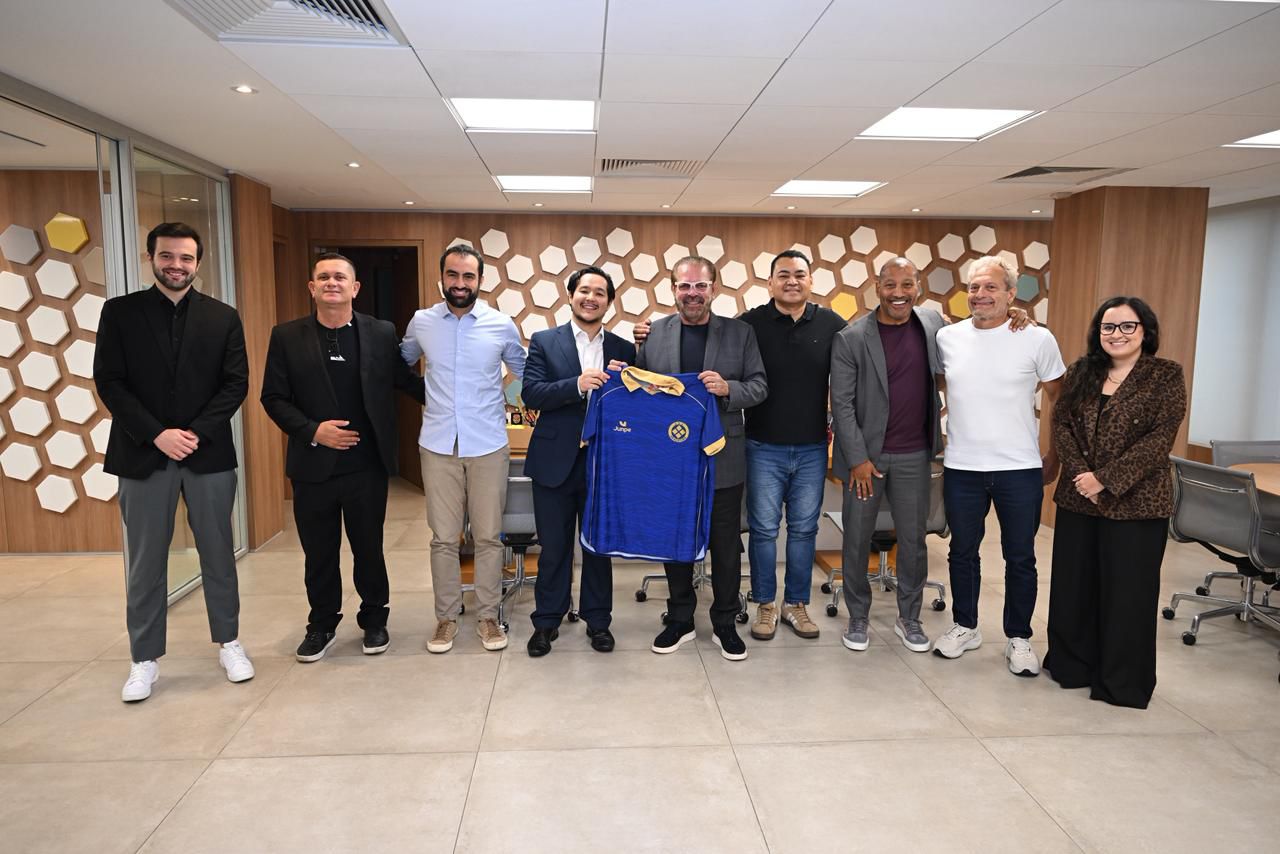 Comitiva da AEA na sede da Federação Paulista de Futebol